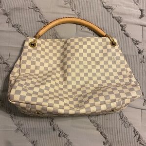 Authentic Louis Vuitton Artsy MM.